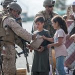 مشاة البحرية الأمريكية.. فتح وجبات جاهزة للأكل للأطفال الأفغان لتناولها في مطار حامد كرزاي الدولي في كابول، أفغانستان/ مصدر وزارة الدفاع الأمريكية