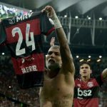 في مباراة في فبراير 2020 ، يظهر لاعب فلامنجو غابرييل باربوسا - المعروف باسم جابيجول - قميصًا يحمل الرقم 24 كجزء من حملة ضد رهاب المثلية في كرة القدم البرازيلية DHAVID NORMANDO AFP / File