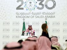أجاب ولي العهد الأمير محمد بن سلمان على الأسئلة خلال مؤتمر صحفي عقد في الرياض ، في 25 أبريل 2016. أعلن سلمان خطته للإصلاح الاقتصادي المعروفة باسم "رؤية 2030". / صور VCG