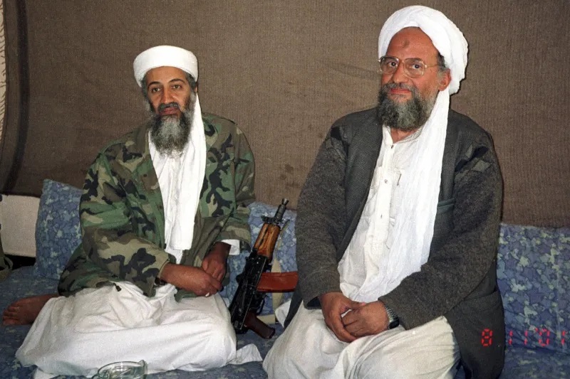قادة القاعدة السابقون أسامة بن لادن وأيمن الظواهري في أفغانستان ، نوفمبر 2001 ا"لفجر" عبر رويترز