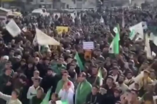 لقطة من مسيرة مؤيدة في إدلب للسلطة المؤقتة في دمشق